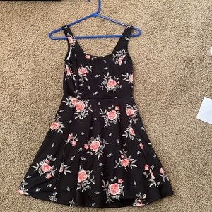 Floral maxi dress size 6 H&M brand, in good condition, fits like a 4.